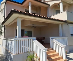 Amplia casa en venta en Fažana con tres apartamentos en Croacia