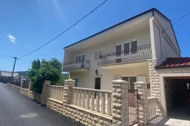 Environnement partagé, Srinjine, maison individuelle de 374 m2 avec jardin, garage