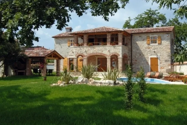Willa z kamienia istryjskiego, willa z basenem, okolice Poreča.