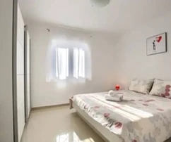 Řadový dům na prodej v Ližnjanu se třemi byty v Chorvatsku