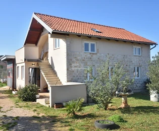 Vodice – Poljoprivredno zemljište s kućom, maslinikom i pomoćnim objektima