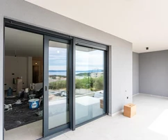 Makarska, appartamento con due camere da letto, terrazza e vista mare in un nuovo complesso