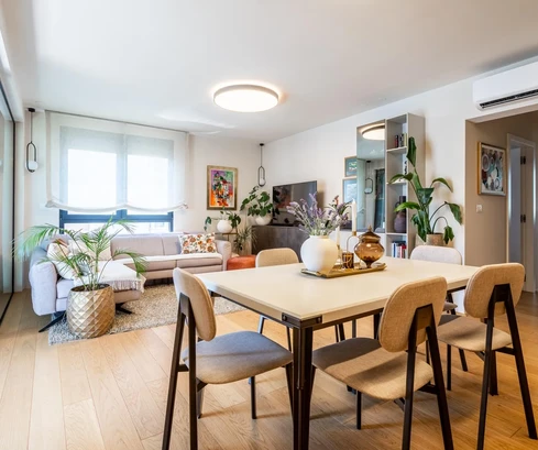Split, Znjan : Bel appartement de deux chambres dans une maison neuve avec balcon et ascenseur