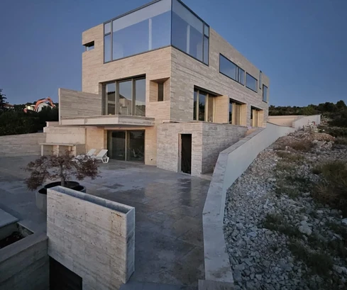 Ultramodern villa közvetlenül a tengerparton eladó Rogoznicán Horvátországban