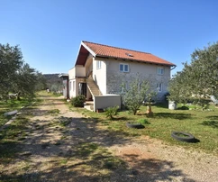 Vodice – Poľnohospodárska pôda s domom, olivovým hájom a vedľajšími budovami