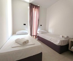 Modernes Zwei-Zimmer-Apartment mit Garten auf Brač zu verkaufen