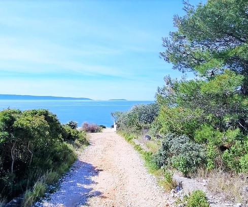 Stavební pozemek na ostrově Čiovo vzdálený pouhých 50 metrů od moře