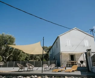 Drvenik Mali, bliźniak o powierzchni 135 m2 z widokiem na morze, 300 m od plaży