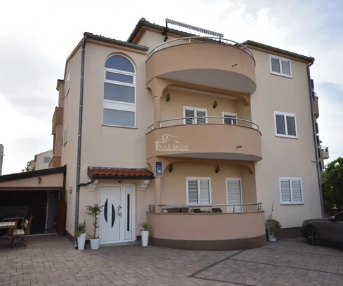 Vodice: Rodinný dom s 5 apartmánmi - Vynikajúca investičná príležitosť pre cestovný ruch!
