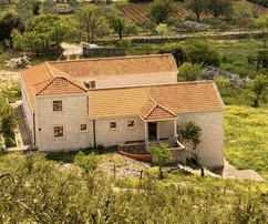 Brač, Nerežišća, eine Steinvilla auf einem großzügigen Grundstück von 28.122 m²