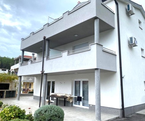 Klidný apartmánový dům s pěti byty na Čiovu s výhledem na moře