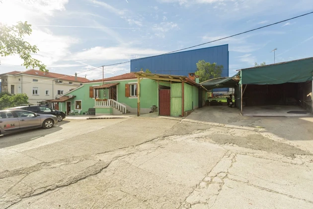 Freistehendes Haus mit Gewerbeflächen zu verkaufen in Kroatien