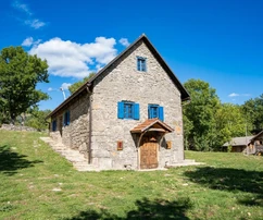 Lika, Plitvické jazerá, oplotený areál s rozlohou 40 000 m² s 11 domami, výnimočne vzácna investícia