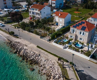 Bellissima casa in pietra sul mare