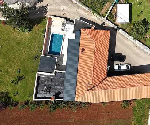 Istria, zona di Tinjan - Imponente proprietà di 600 m² con piscina, taverna e grande potenziale di investimento
