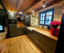 Luxusne zrekonštruovaný kamenný dom v Kašteloch len pár krokov od pláže