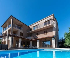 Bel immeuble d'appartements avec piscine près de la mer, Istrie, Medulin