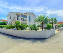 Apartmanska kuća s 4 stambene jedinice, 140 metara do plaže Prezida
