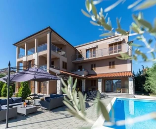 Prekrasna apartmanska kuća s bazenom blizu mora, Istra, Medulin