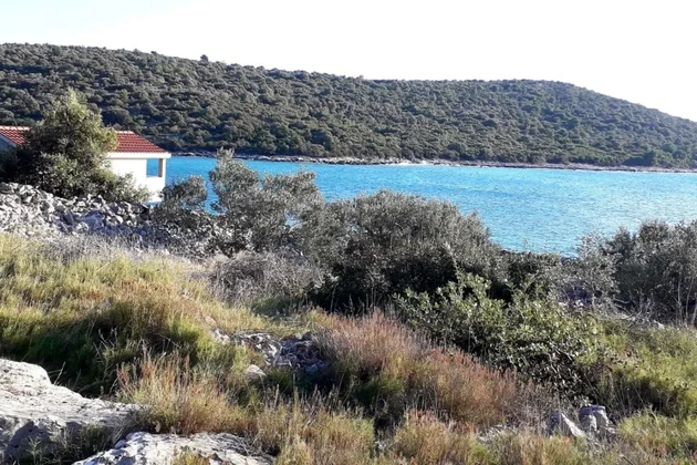 Vinišće, zátoka Stari Trogir, poľnohospodárska pôda 837 m2, prvý rad pri mori