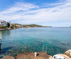 Hermosa casa con piscina en venta en Rogoznica, Croacia