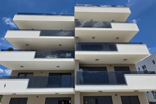 Okrug, 3pokojový byt 95 m² + zahrada 70 m², novostavba s bazénem, zařízený