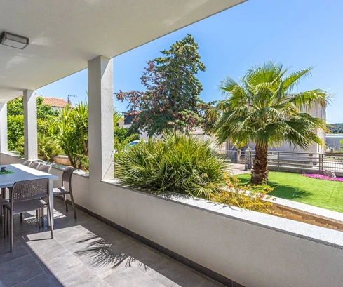Villa in Rogoznica in zweiter Reihe zum Meer zu verkaufen in Kroatien