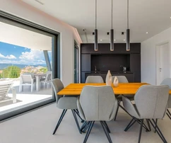 Villa moderne avec piscine et vue sur la mer, dans un endroit calme !