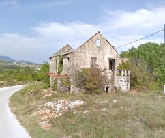 Rozległa działka budowlana z istniejącym budynkiem w Satriću