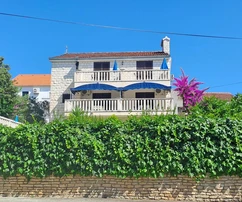 Steinvilla in Supetar auf der Insel Brač steht zum Verkauf in Kroatien