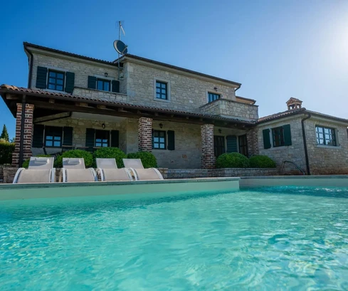 Authentic stone villa for sale in Sveti Lovreč in Croatia