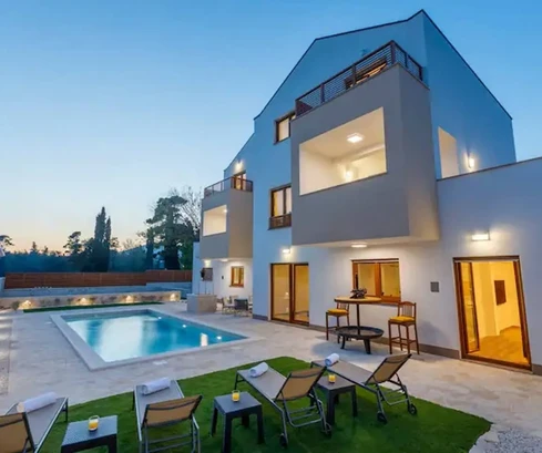 Villa en venta con piscina y jardín en Kaštela, Croacia