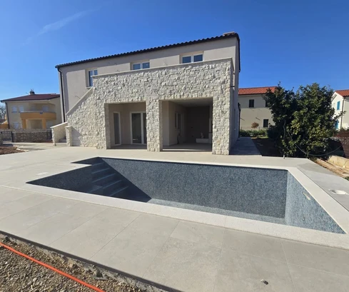 Casa mediterránea con piscina, isla de Krk, alrededores de Malinska!