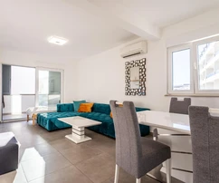 Makarska, appartement de deux pièces au premier étage avec une unité supplémentaire à louer au sous-sol