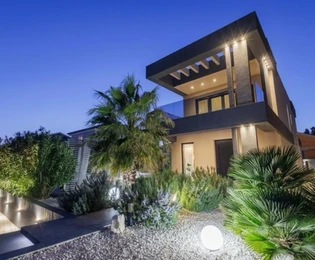 Premantura, wyjątkowa i elegancka willa z basenem na dużym zagospodarowanym ogrodzie