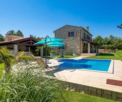 Krásná kamenná vila s prostornou zahradou a výhledem na les, Svetvinčenat, Istrie