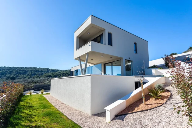 Villa en venta con piscina y vista al mar en Croacia