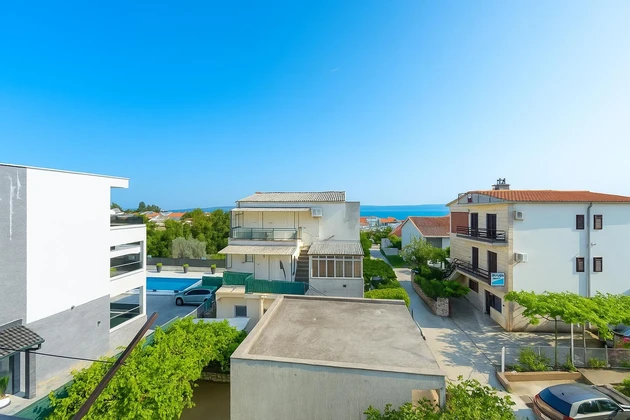 Kaštel Stari, apartamento de tres habitaciones de 81,88 m² y local comercial de 32,65 m²