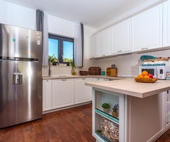 Luxusvilla medencével és tengerre néző panorámával Šoltán