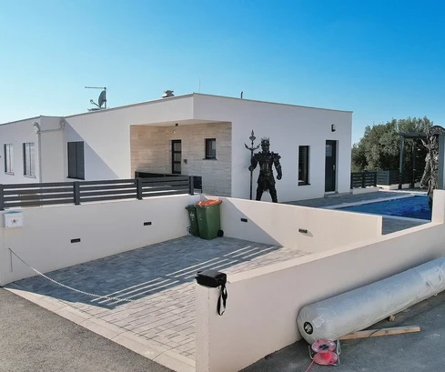 Vodice - Maison jumelée meublée avec piscine et vue sur la mer