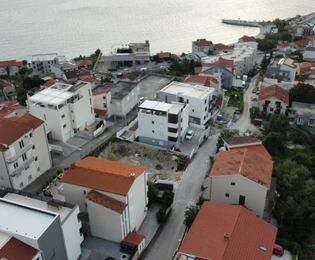 Samostatne stojaci dom s bytmi na predaj v Podstrane v Chorvátsku