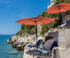 Kamenný dům u moře poblíž Dubrovníku