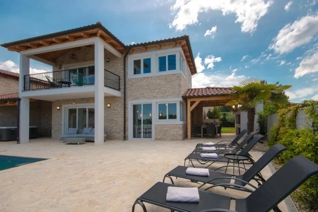 Gyönyörű kővilla medencével és tengerre néző kilátással, Isztria, Poreč