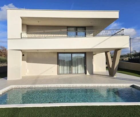NUOVA VILLA URBANA CON PISCINA, IN POSIZIONE TRANQUILLA!