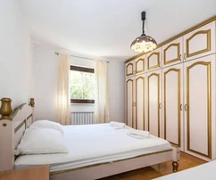 Villa con apartamentos y vista al mar en venta en Croacia