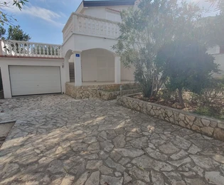 Propriété familiale avec belle cour et garage