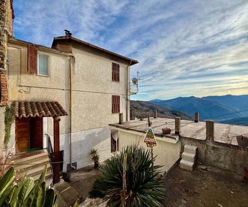 Semi-detached House with Terrace Overlooking the Valley in Aquila d'Arroscia – Salino hamlet