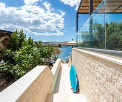 Appartement de trois chambres à vendre en bord de mer à Žaborić en Croatie