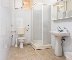 Prostorný apartmánový dům v první řadě u moře na prodej v Drveniku v Chorvatsku