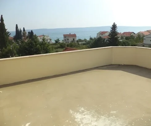 K. Gomilica, komfortable 3-Zimmer-Wohnung 230 m2, mit großer Terrasse